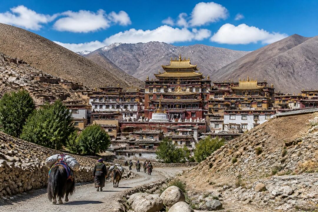 entdecken sie shigatse in tibet: besuchen sie das berühmte kloster tashilhunpo und erfahren sie alles wichtige zur anreise und reiseplanung.