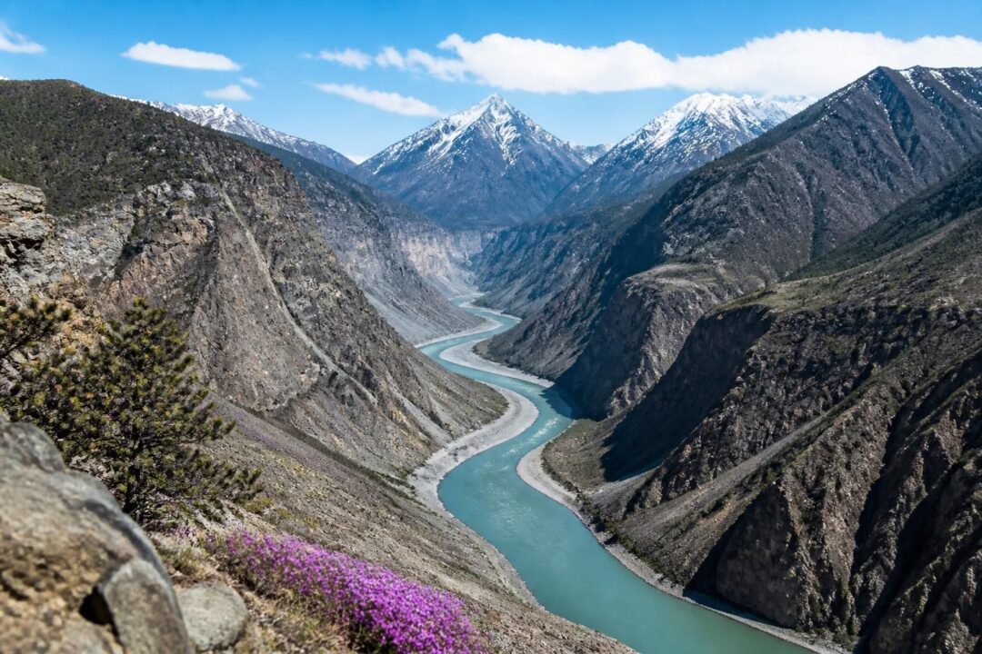 entdecken sie den verlauf des tsangpo in tibet, seine beeindruckende schlucht und die kulturelle sowie ökologische bedeutung dieses einzigartigen flusses.