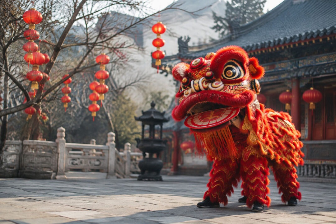 Familie feiert chinesisches Neujahr: Bräuche mit roten Laternen, Teigtaschen und Glücksumschlägen