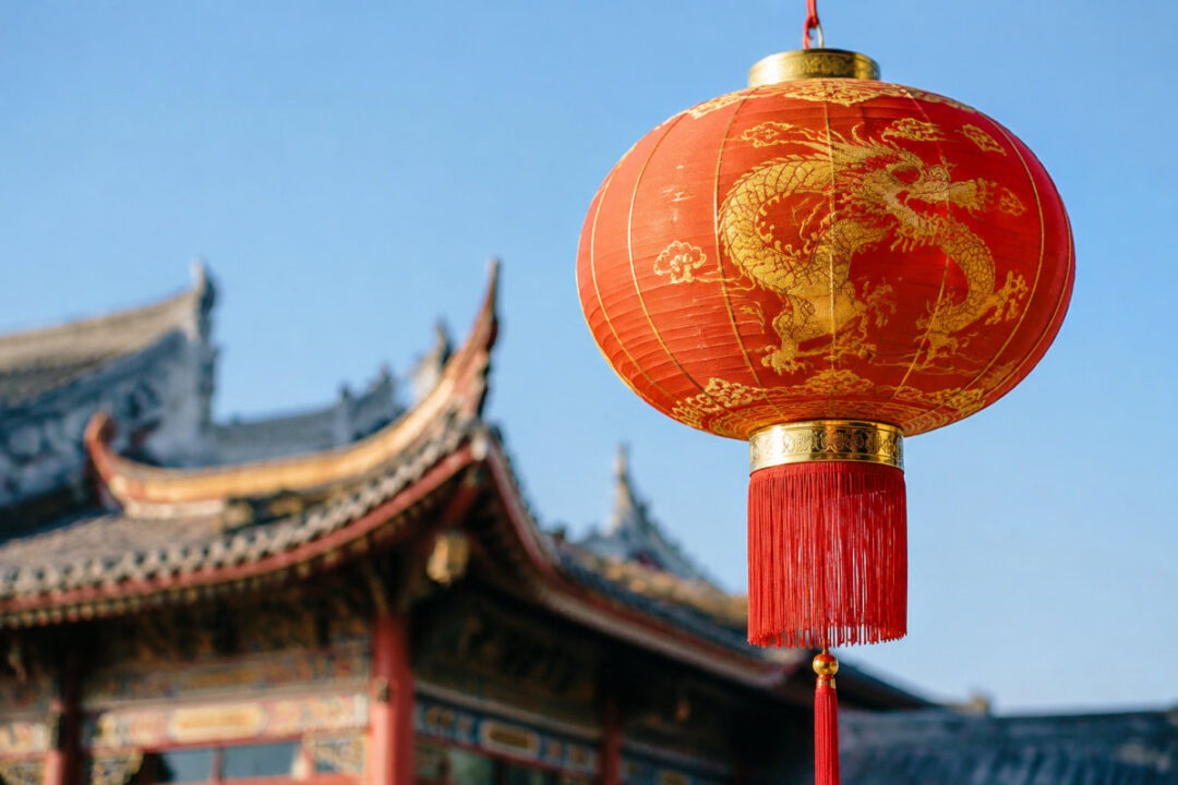 Chinesisches Neujahr 2027 mit roten Laternen, Mondkalender und Ziege als Tierkreiszeichen