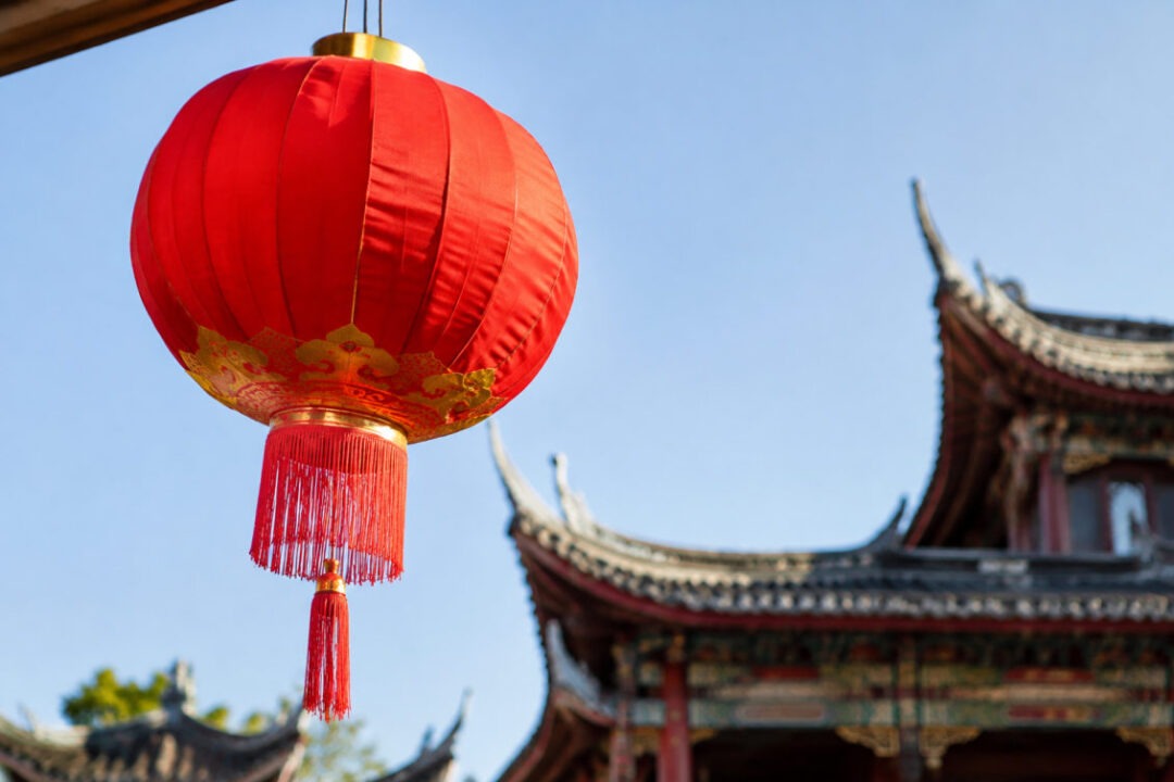 Rote Laternen und Kalender zeigen chinesisches Neujahr: Termine der kommenden Jahre